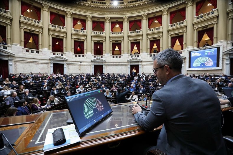 Tras una maratónica sesión en el Congreso, la oposición aprobó proyectos  que le marcan la agenda al Gobierno