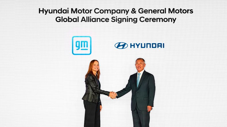 Mary Barra de GM y Euisun Chung de Hyundai.