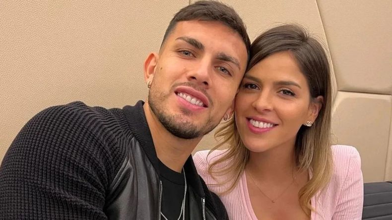 El futbolista de la Selección Argentina junto a su esposa.
