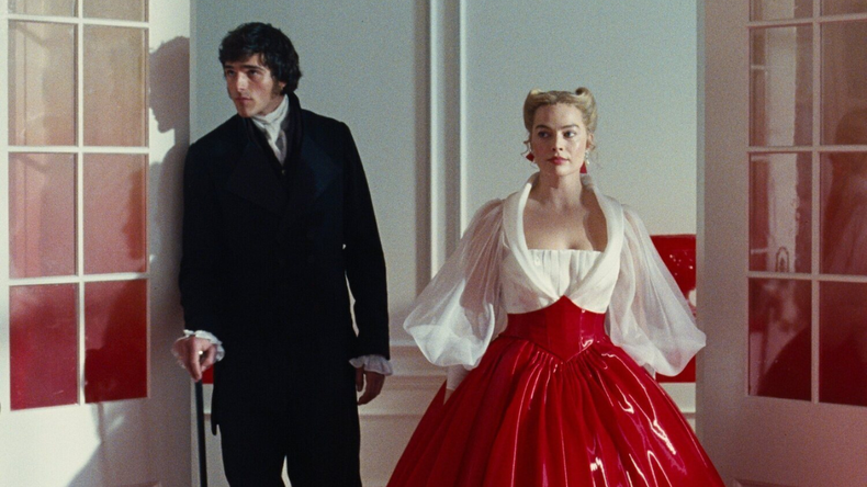 En esta adaptación, el vestuario, maquillaje y peinado tiene una búsqueda mucho más moderna y excéntrica.