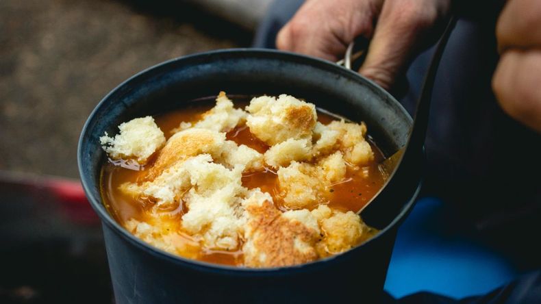 Consumidas bien calientes, estas sopas ayudan a que la sangre fluya con mayor rapidez hacia las extremidades, generando un efecto térmico que colabora con el mantenimiento del calor corporal.