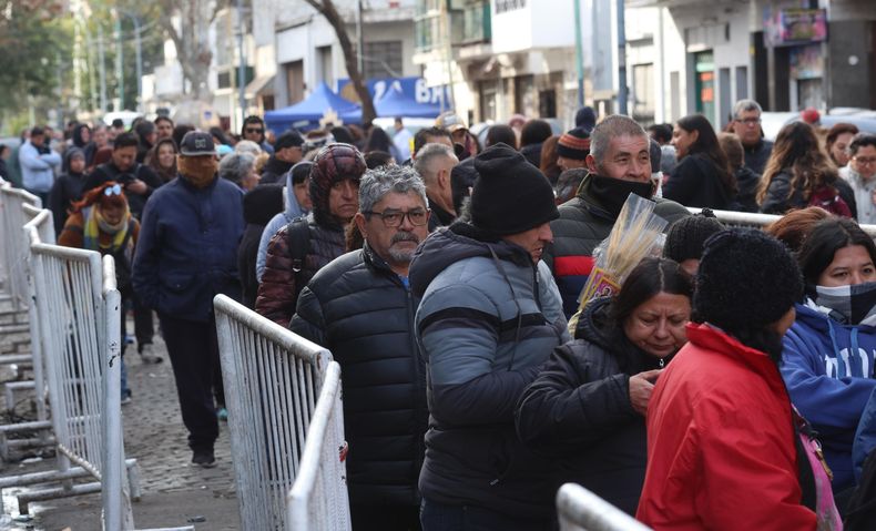 La gente llegó el martes por la mañana y se bancó la lluvia. Además, se realizó una vigilia durante la madrugada. La gente llegó el martes por la mañana y se bancó la lluvia. Además, se realizó una vigilia durante la madrugada.