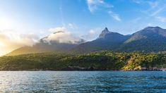 Esta playa ofrece un entorno paradisíaco donde la Mata Atlántica desciende directamente hacia la arena blanca. Esta playa ofrece un entorno paradisíaco donde la Mata Atlántica desciende directamente hacia la arena blanca.