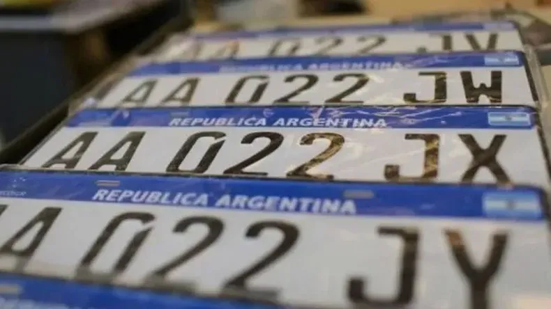 La falta de patentes afecta a miles de compradores de autos y es un problema que se arrastra desde hace casi tres años