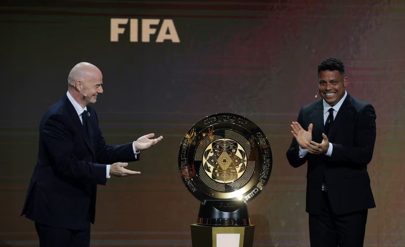 El presidente de la FIFA, el suizo Gianni Infantino, presentó el trofeo del Mundial de Clubes. Lo acompañó el brasileño Ronaldo.