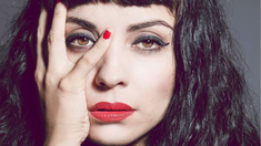 Es argentina, se encontró a Mon Laferte en París, pero no la reconoció y su intercambio se volvió viral.