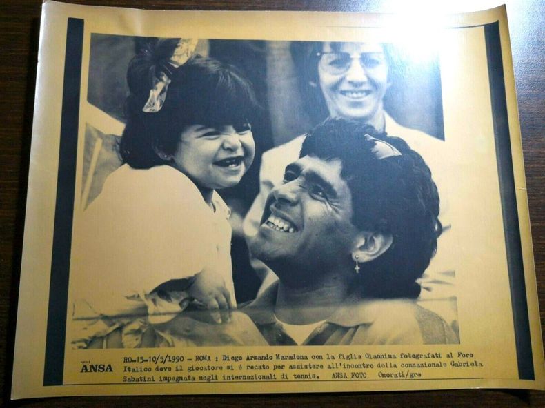 Maradona viendo a Sabatini con Giannina en brazos. 