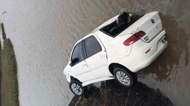 Trágico accidente en la Ruta 11: un auto cayó a las aguas de un canal y hay  5 muertos