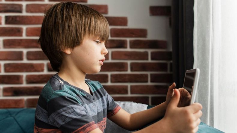 Mercado Pago presentó una nueva cuenta digital destinada a menores de entre 10 y 17 años, con funciones limitadas, control parental y herramientas para fomentar el ahorro. 