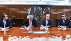 También participaron de la firma el secretario de Hacienda, Carlos Guberman; la subsecretaria de Coordinación Fiscal Provincial, Valeria Sánchez; y el vicejefe de Gabinete del Ministerio del Interior, Lisandro Catalán.