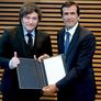 Javier Milei y Adolfo Cambiaso durante el acto de designación como embajador extraordinario.
