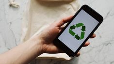 Hay dos materiales específicos que pueden reciclarse y ayudar al cuidado del medioambiente. Hay dos materiales específicos que pueden reciclarse y ayudar al cuidado del medioambiente.