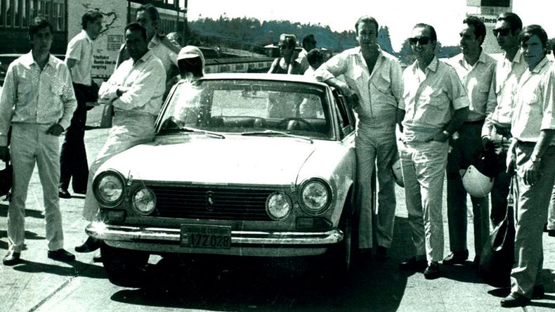 Parte de la delegación argentina junto a uno de los Torino.