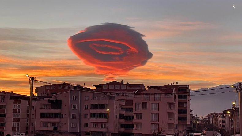 La inquietante imagen de una nube con foma de OVNI que aterrorizó Turquía