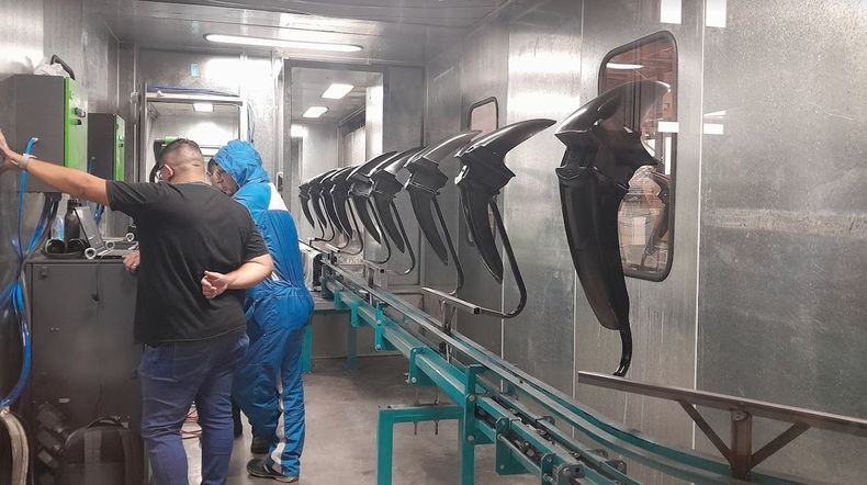 La nueva máquina donde se pintan las motopartes en Okinoi. 