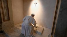 El Papa frente a la tumba de Francisco. El Papa frente a la tumba de Francisco.