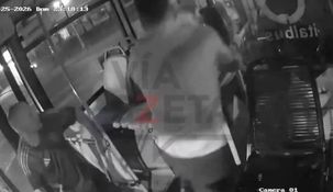 El colectivero abandonó el volante y se trenzó a golpes con un pasajero. El colectivero abandonó el volante y se trenzó a golpes con un pasajero.