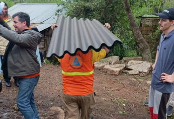 Más de cien familias fueron asistidas tras el temporal en Misiones.