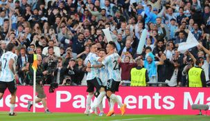 Lautaro Martínez se abraza con Lionel Messi y Lo Celso. Lautaro Martínez se abraza con Lionel Messi y Lo Celso.