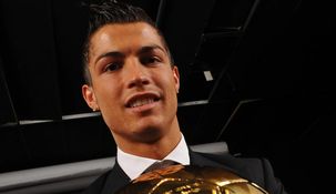 Cristiano Ronaldo ganó el primero de sus cinco Balones de Oro tras conquistar la Premier League y la Champions League.