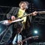 Gabriel Carámbula llevando en andas a Fito Páez.