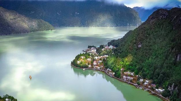 Caleta Tortel es uno de los destinos más pintorescos y menos explorados del sur de Chile.