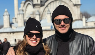 El futbolista viajó a Estambul con su novia para continuar la recuperación de su lesión en el Galatasaray.
