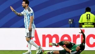Messi pisó al defensor Mandi y no fue expulsado.