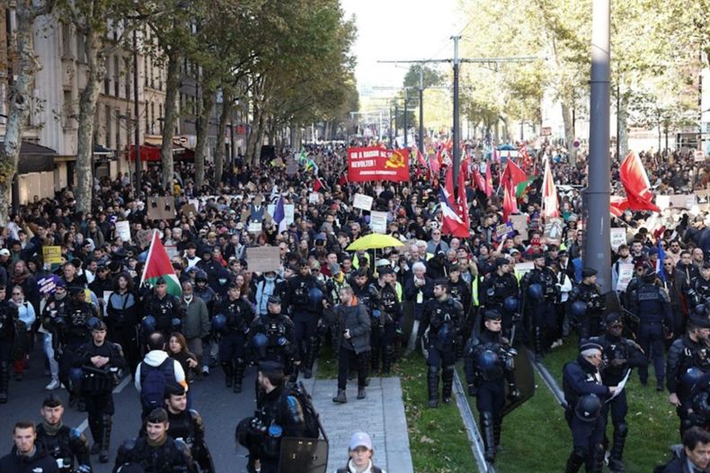 Miles de personas en las calles francesas.