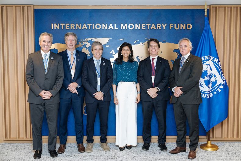 Caputo, junto a Posse, Quirno, Bausili, Werning y el representante argentino ante el FMI, Leonardo Madcur, se reuni con la subdirectora Gerente del organismo, Gita Gopinath.