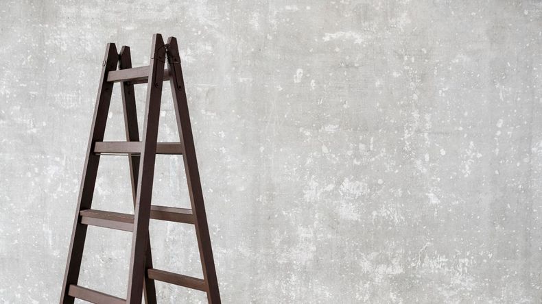 Las supersticiones son creencias que carecen de una base racional o lógica, y que atribuyen un significado mágico o sobrenatural a situaciones cotidianas. 