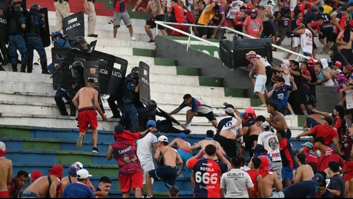 Caos en el clásico paraguayo: violentos incidentes obligaron a suspender Olimpia-Cerro Porteño