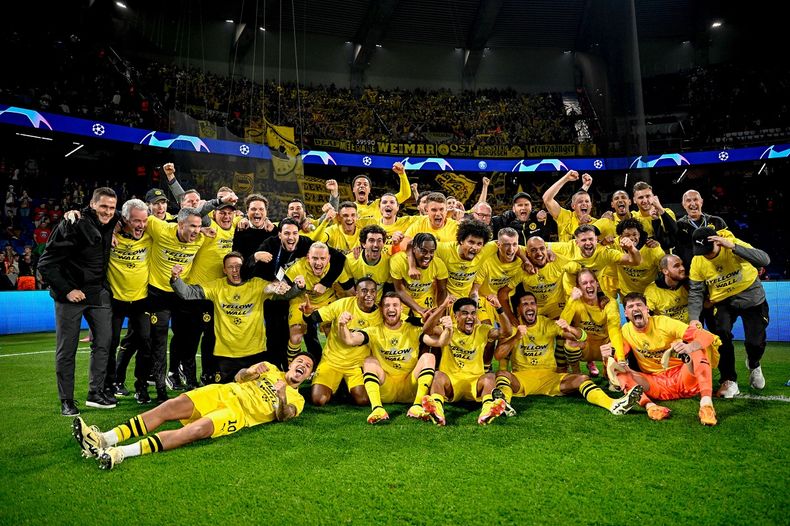 Los jugadores de Borussia Dortmund festejaron en París.