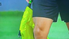 insolito: un juez de linea de argentina - chile usa un chaleco refractario de banderin insolito: un juez de linea de argentina - chile usa un chaleco refractario de banderin