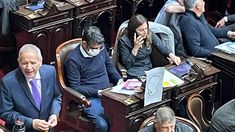 Tailhade y su cartel con un icónico momento de Los Simpson.