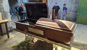 La parrilla con forma de féretro.