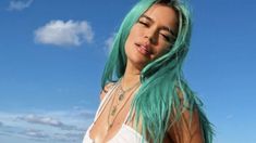 Karol G apostó por una microbikini bicolor y mostró la tendencia para la temporada de verano. Karol G apostó por una microbikini bicolor y mostró la tendencia para la temporada de verano.