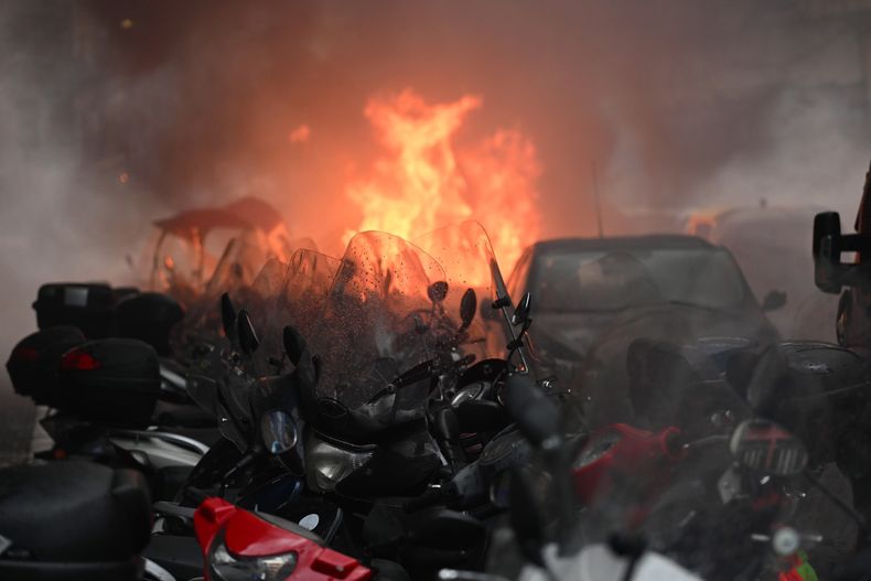 Video: batalla campal entre hinchas de Napoli y Eintracht en la previa de la Champions.