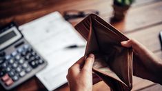 El 46% de los argentinos asegura que sus ingresos no son suficientes para cubrir los gastos del mes. El 46% de los argentinos asegura que sus ingresos no son suficientes para cubrir los gastos del mes.