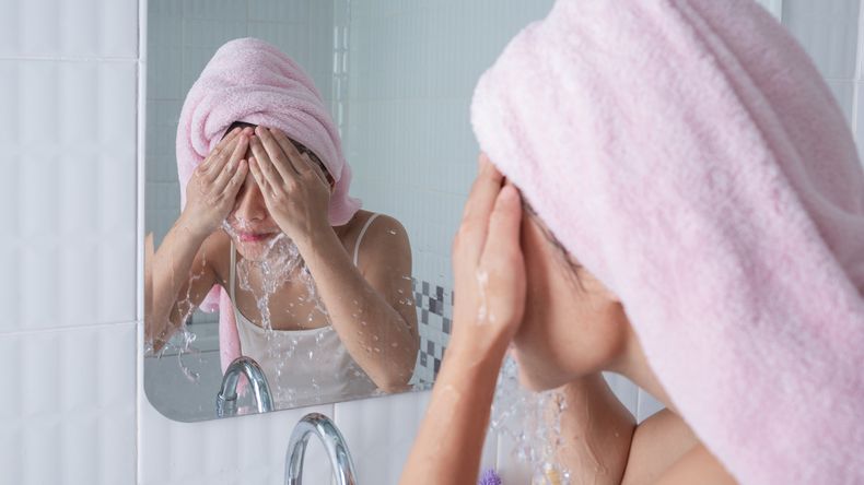 Lo correcto es lavarse la cara con agua tibia y jabones suaves.