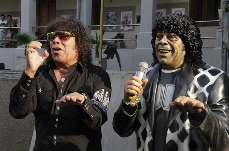 La Mona al lado de su estatua en la ciudad de Córdoba. 