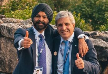 Luis Caputo y su foto junto a Ajay Banga.&nbsp;