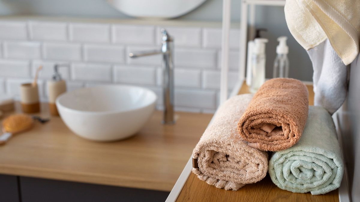 Por qué hay que lavar la toalla de baño cada dos o tres usos