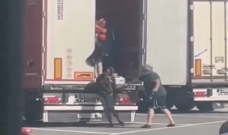 La policía investiga al italiano que bajó a las migrantes a latigazos cerca de la frontera con Francia.