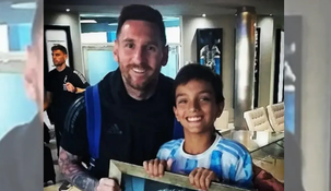 Dibujuani conoció a Messi y le regaló un cuadro.