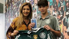 Leila Pereira, presidenta del Verdao, junto al joven agredido. Leila Pereira, presidenta del Verdao, junto al joven agredido.