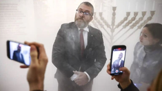 Grzegorz Braun utilizó un extintor para apagar un candelabro de Janucá en el Parlamento polaco.