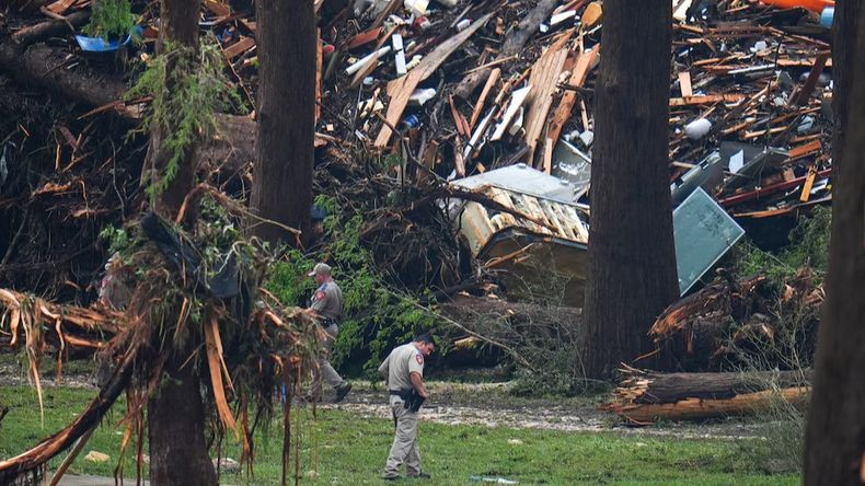 Autoridades reportan 161 personas desaparecidas tras el desastre en el centro de Texas.