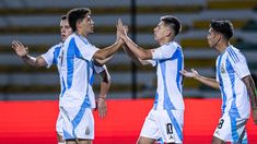 Todos saludan al 10, Echeverri, autor del tanto argentino. Todos saludan al 10, Echeverri, autor del tanto argentino.