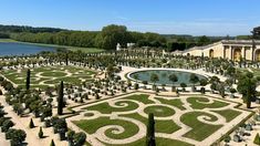 La antigua residencia real fue construida en el siglo XVII por Luis XIV, a unos 20 kilómetros al oeste de París. La antigua residencia real fue construida en el siglo XVII por Luis XIV, a unos 20 kilómetros al oeste de París.